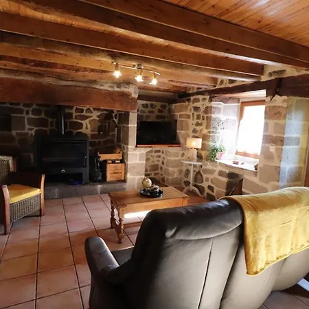 Holiday home Maison De Caractere Avec Jardin Clos & Cheminee, Proche Des Volcans D'auvergne Et Stations De - Fr-1-742-11 Saint-Clement (Cantal)