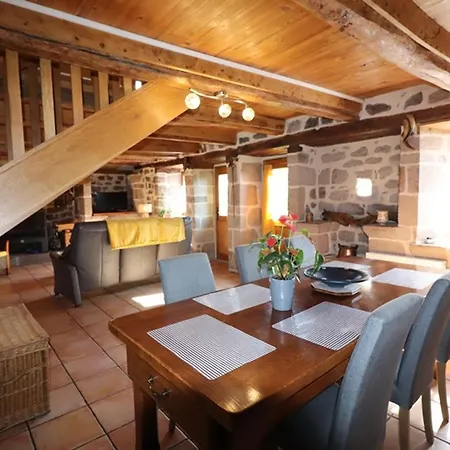 Holiday home Maison De Caractere Avec Jardin Clos & Cheminee, Proche Des Volcans D'auvergne Et Stations De - Fr-1-742-11 Saint-Clement (Cantal)